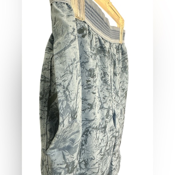 Fabletics Fundamental Shorts Blue Abstract Lined Performance 7" - Picture 3 of 9